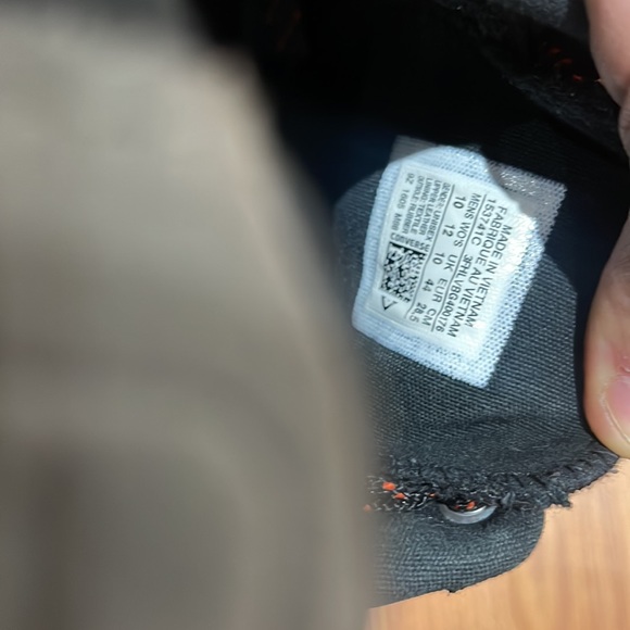 Limited edition Converse low top with San Francisco 49ers colours. US M size 10 - Picture 4 of 4